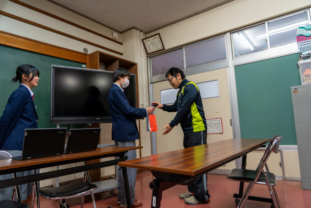 小学校へ手作りの紙コップゴミ箱をプレゼント